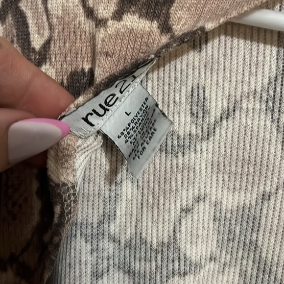 Rue 21 backless long sleeve mock turtleneck shirt w/ chain along the back size L - Picture 4 of 4